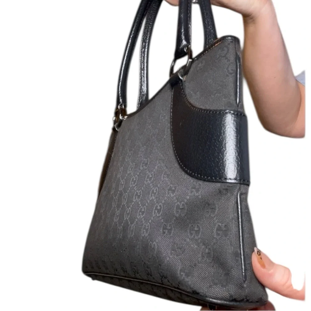 Gucci black GG canvas tote featuring tonal black leather trim - Picture 5 of 16